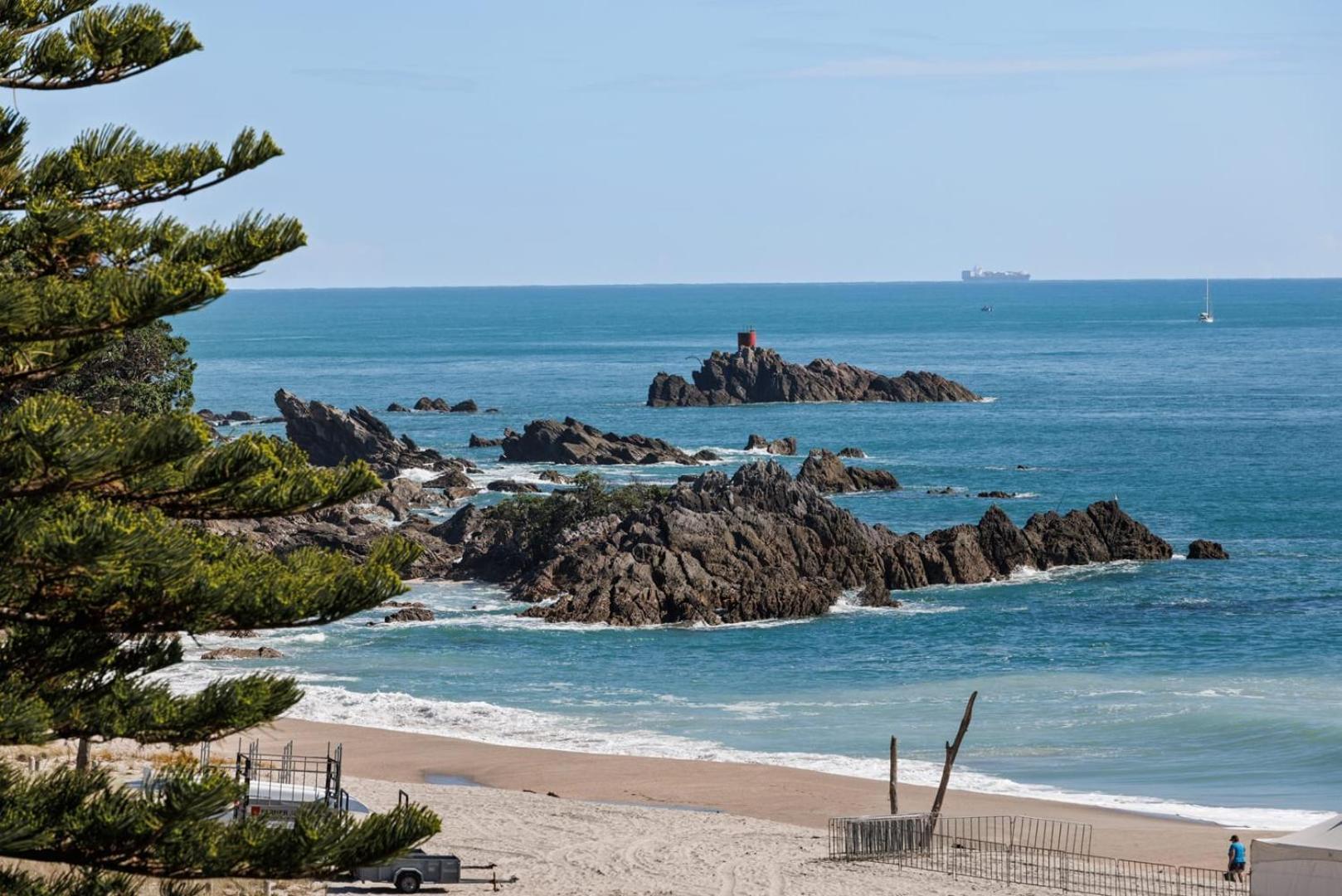 Oceanside Bliss - Absolute Beachfront - Uninterrupted Ocean Views With Pool Mount Maunganui Eksteriør bilde
